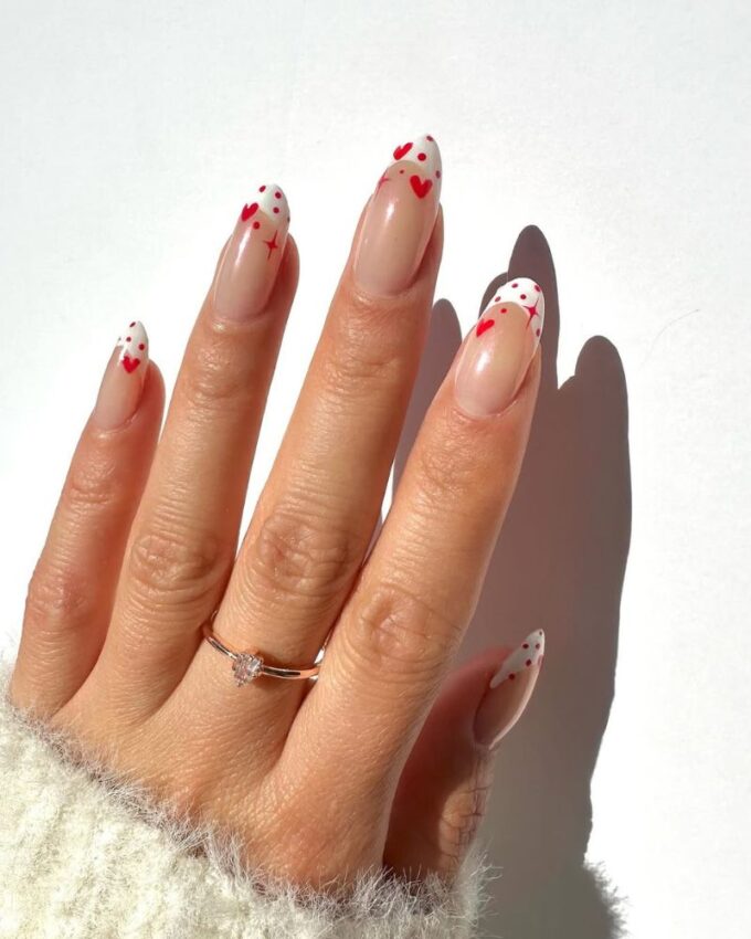 Ongles French à pointes blanches avec des accents rouges et chromés