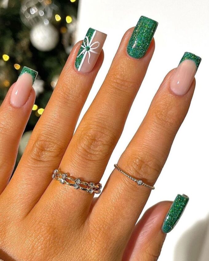 Manucure festive et chic avec des paillettes vertes scintillantes