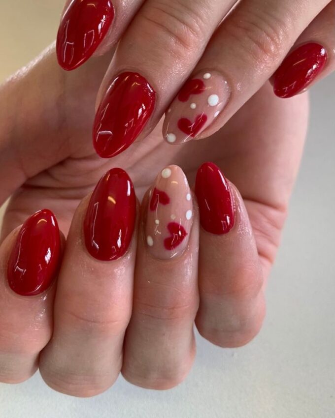 Manucure rouge classique pour ongles courts, simple et élégante