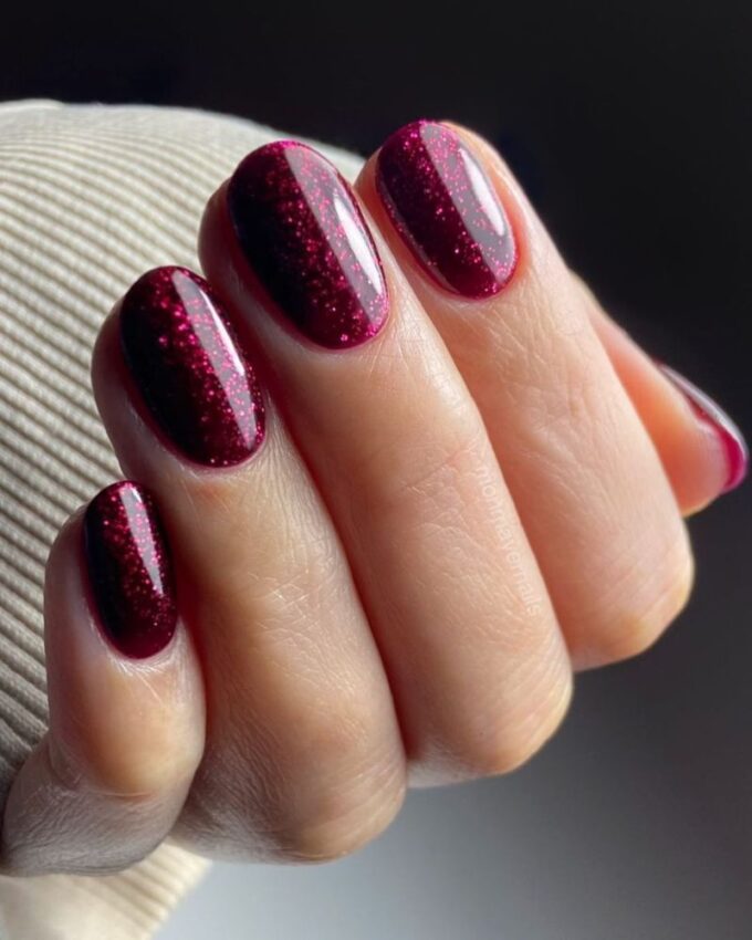 Ongles courts rouge foncé avec des paillettes élégantes