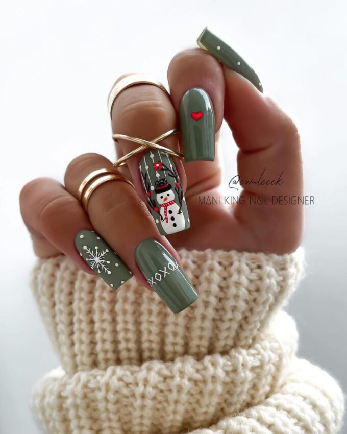 Manucure verte olive avec un adorable motif de bonhomme de neige