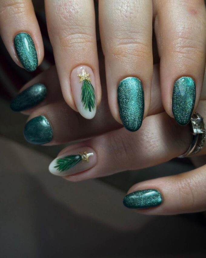 Design d’ongles avec un motif de sapin de Noël sur une base verte