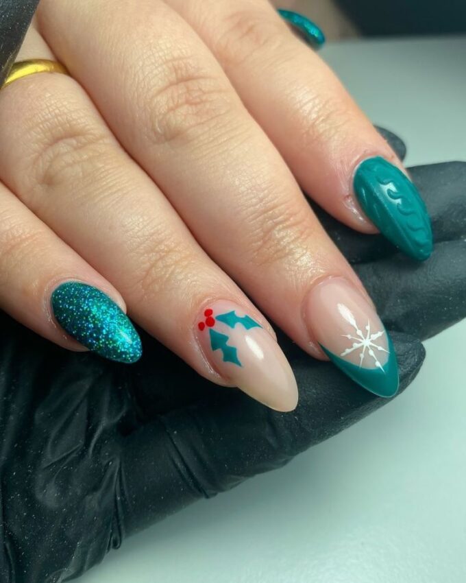 Manucure en gel facile à réaliser avec un vernis vert et des décorations hivernales