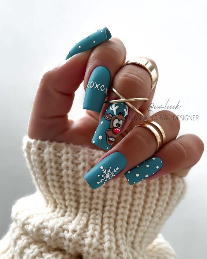 Design adorable avec un motif de renne sur des ongles carrés