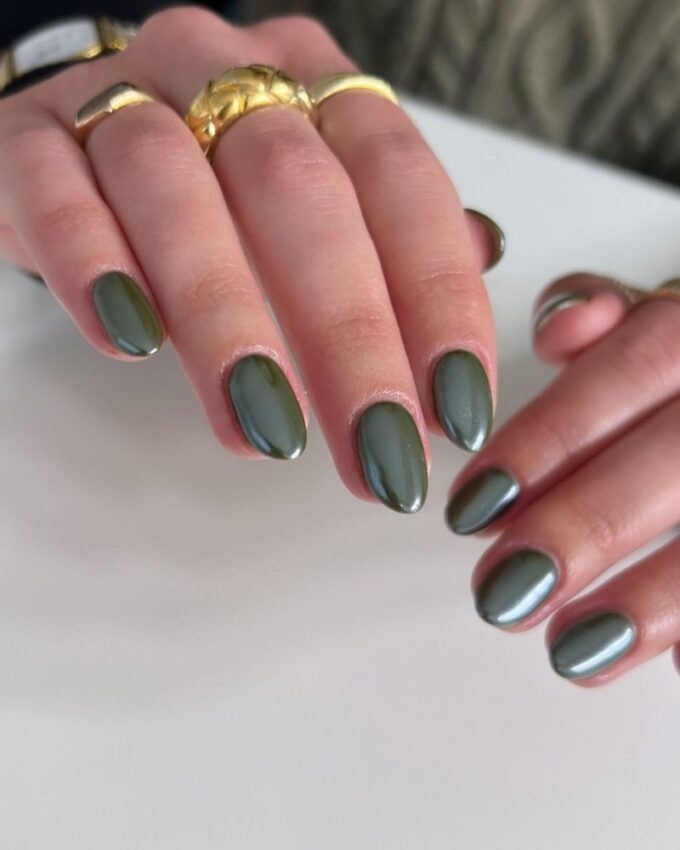 Manucure rapide avec un vernis vert olive et un effet chrome givré