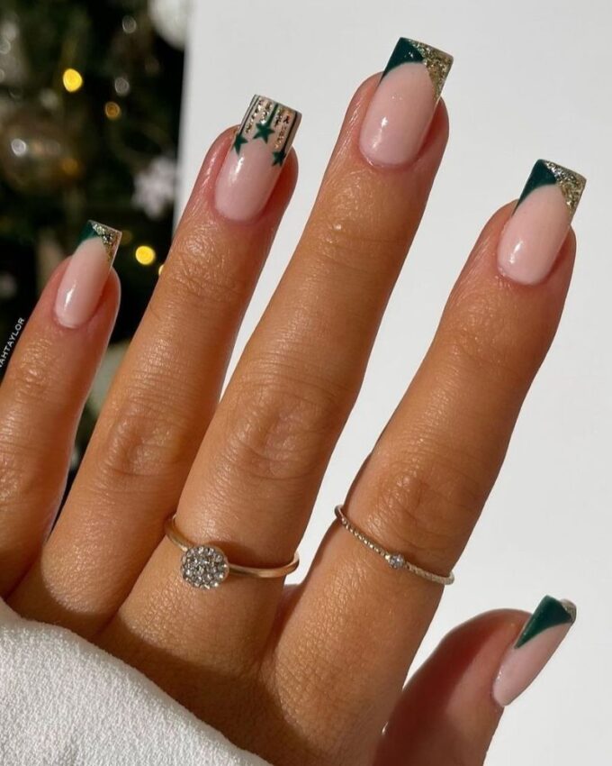 Une French manucure festive avec un mélange de vernis vert et doré scintillant