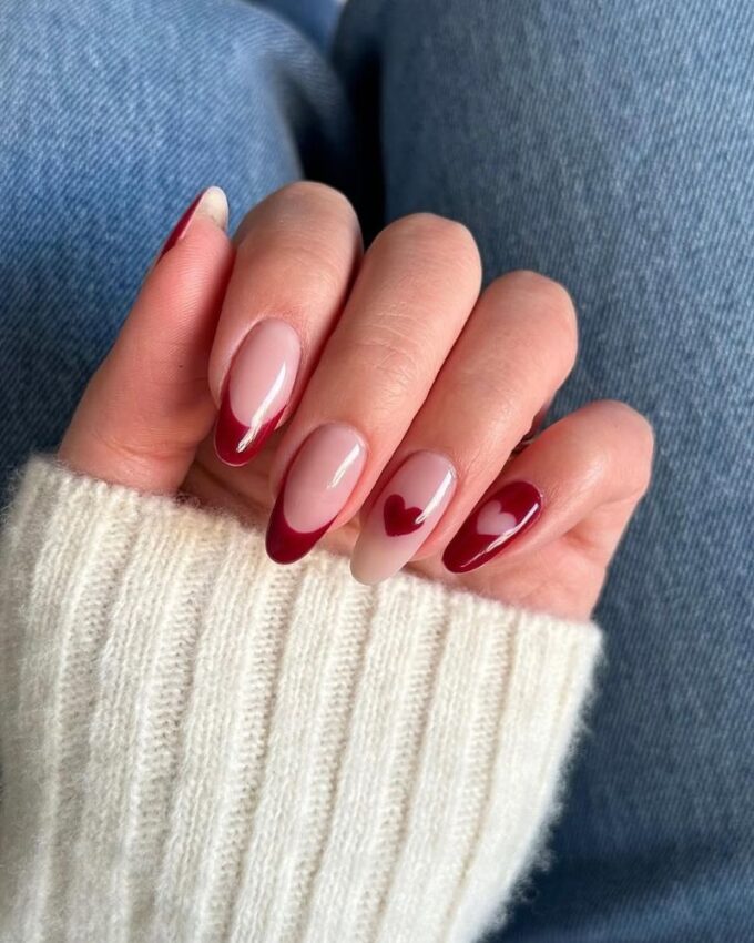 Ongles French rouges élégants avec des motifs de cœurs