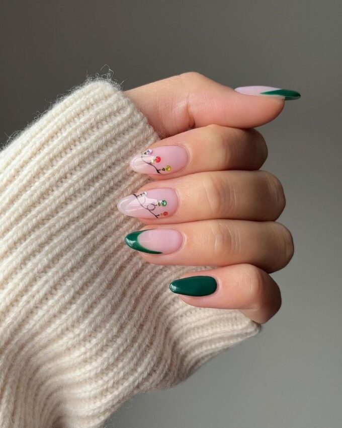 Une French manucure simple avec une touche de joie festive en vert et nail art lumineux