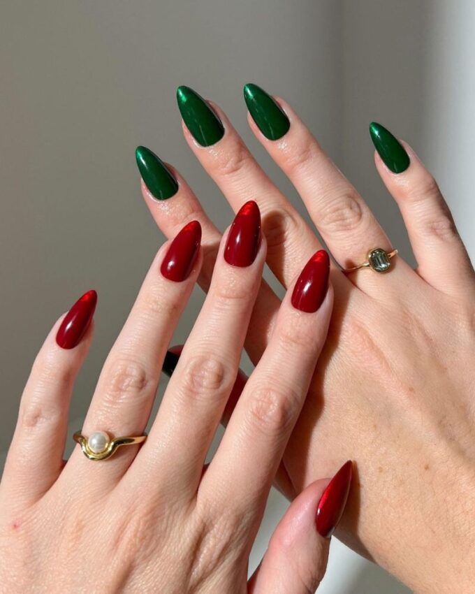 Ongles rouges et verts combinés avec des pointes festives magnétiques