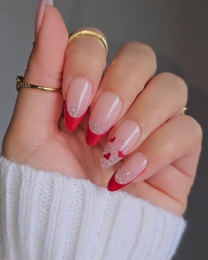 French rouge, idée de nail art cœur, ongles scintillants