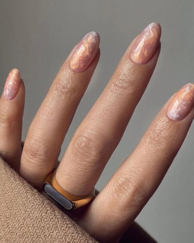 Idée de manucure printanière élégante, ongles effet reflet