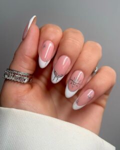 Lire la suite à propos de l’article 23+ Idées de Nail Art Flocon de Neige pour un Look Féérique d’Hiver