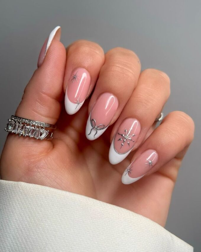 Оngles d’hiver élégants, nail art flocon de neige, manucure française