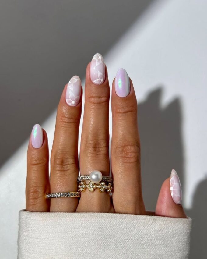 Ongles chromés nacrés en rose clair pour un look sophistiqué