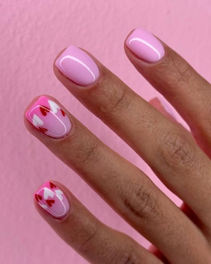 Ongles courts roses avec un dégradé et des cœurs