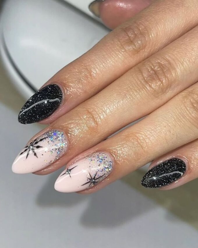 Ongles sombres d’hiver avec des flocons de neige pailletés