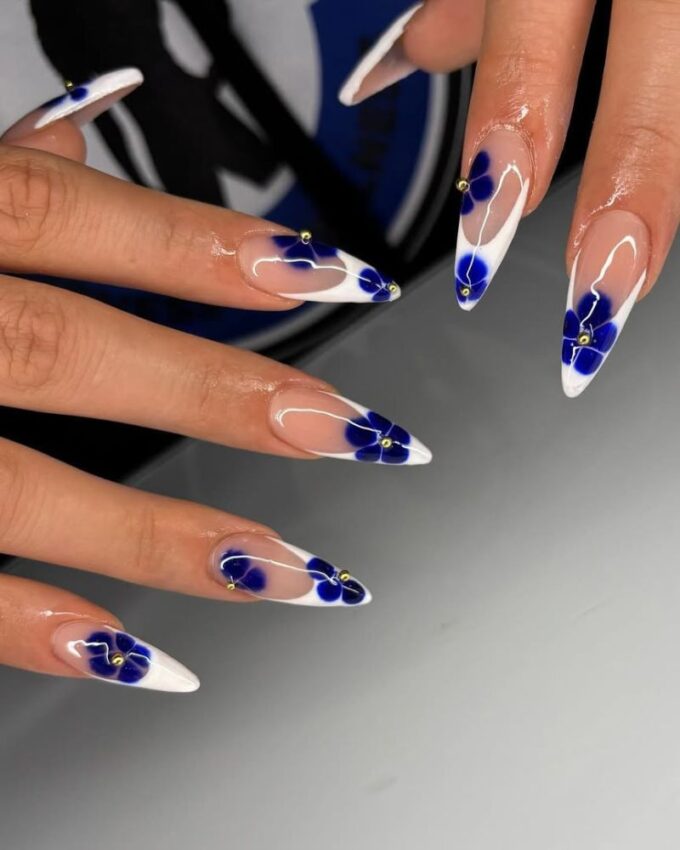 French tips blancs décorés de fleurs bleues élégantes