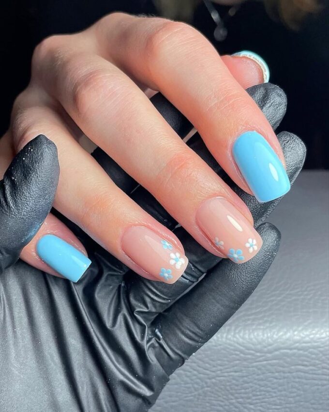 Ongles bleu ciel, manucure simple