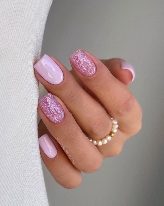 Ongles rose clair avec un design scintillant recréable à la maison