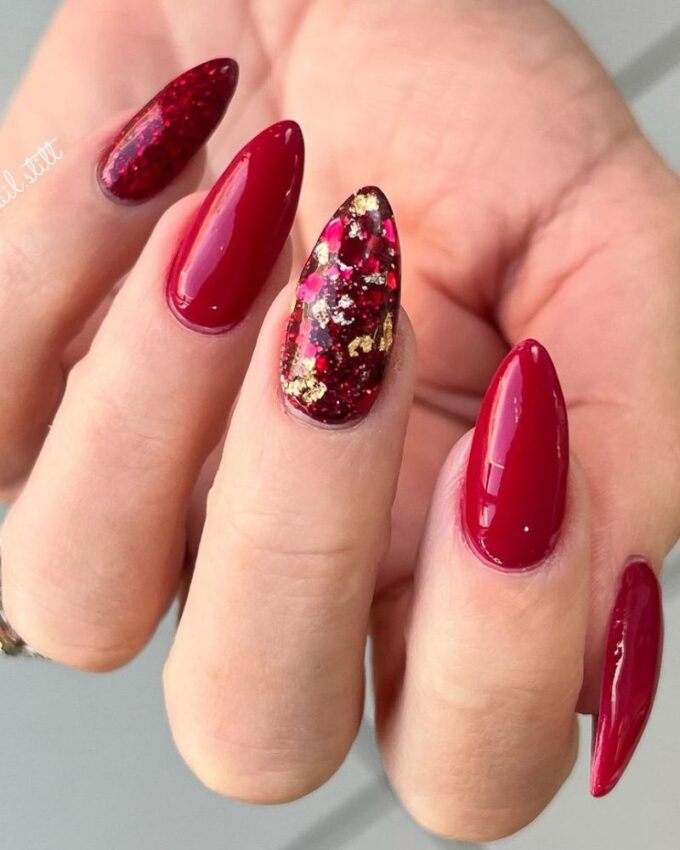 Ongles stiletto de Noël, ongles rouges pailletés