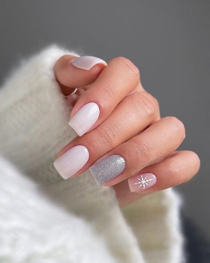 Design simple et élégant pour les ongles d’hiver avec des flocons de neige subtils