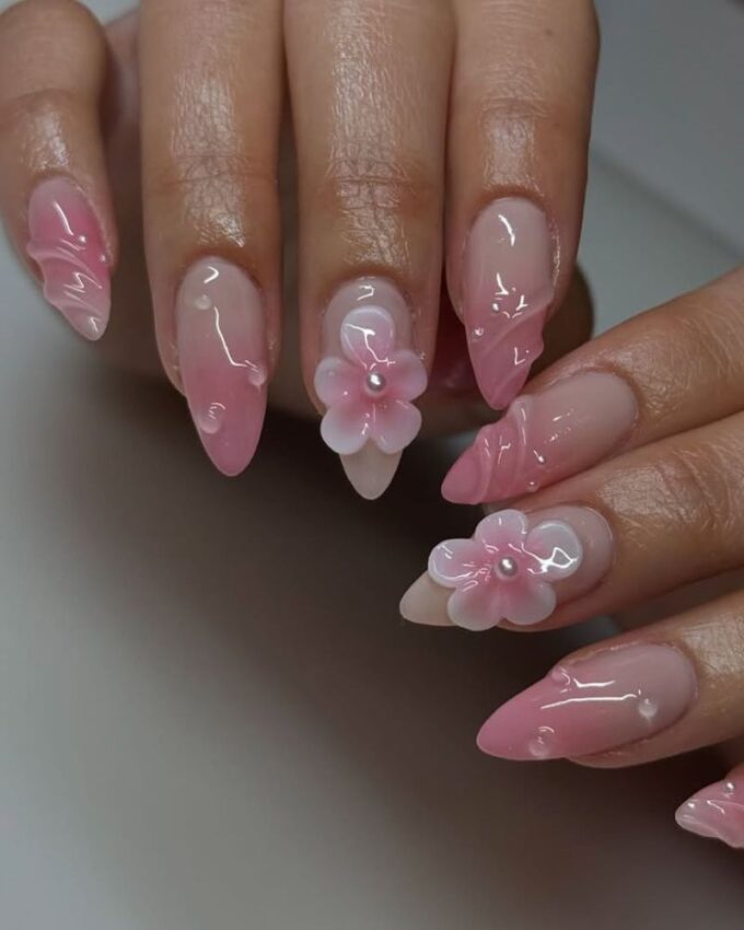 Nail art floral en 3D sur des ongles stilettos rose clair