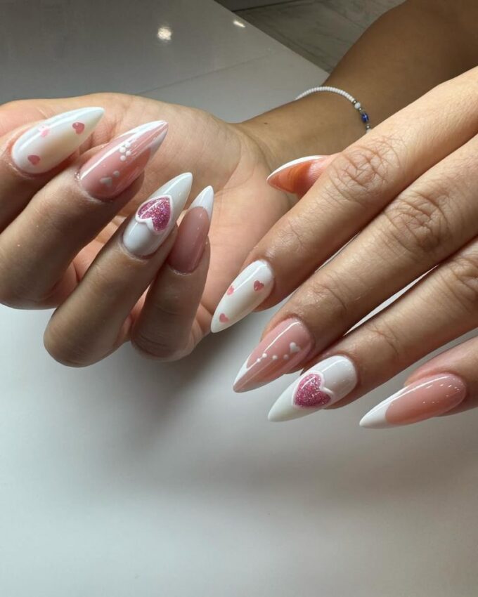 Ongles stilettos, ongles blancs