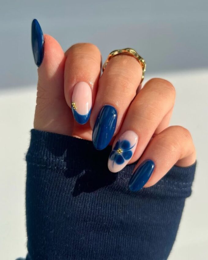 Une combinaison de bleu et de nude pour un look doux et élégant