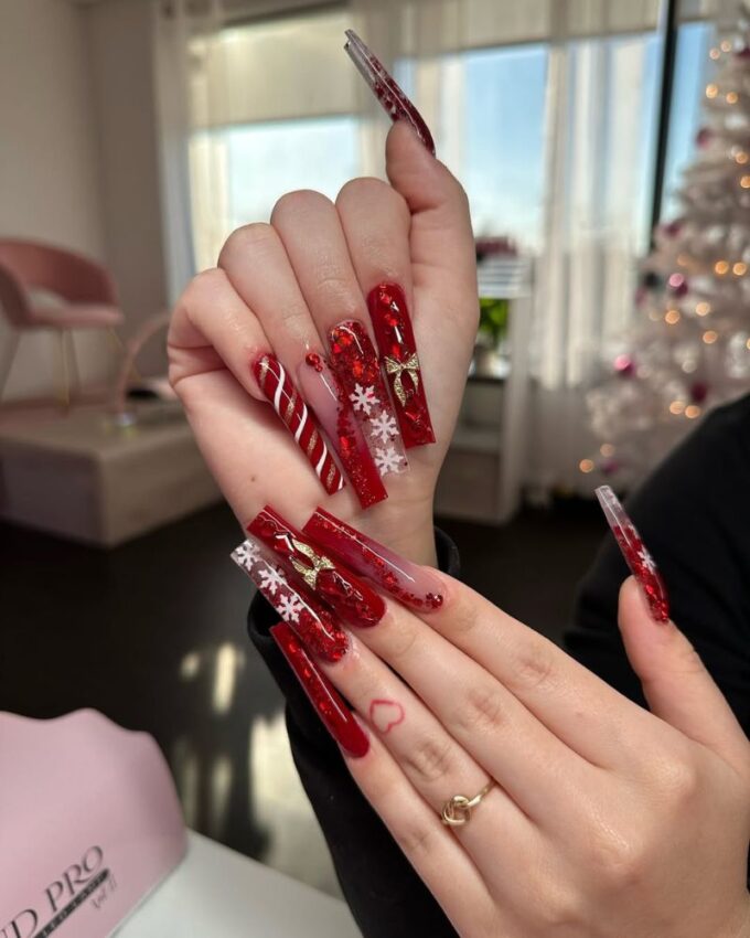 Ongles longs rouges de Noël, ongles longs