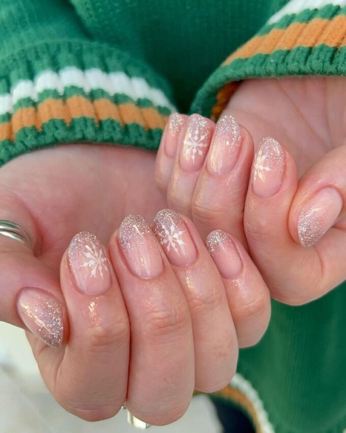 Design naturel avec des pointes argentées scintillantes et de délicats flocons de neige