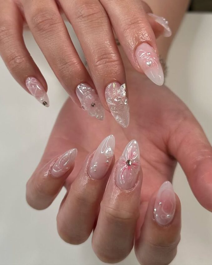 Idée de manucure printanière élégante, ongles effet verre, nail art 3D