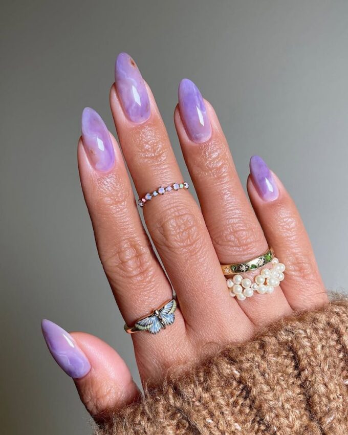 Ongles violets, idées de nail art printanier