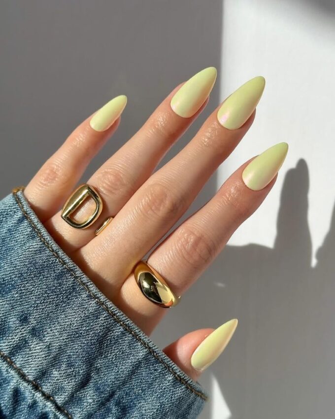 Ongles jaune chromé, ongles de printemps simples