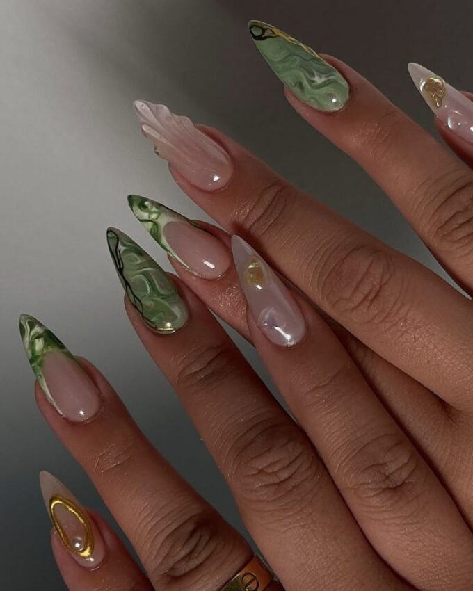 Ongles stiletto, nail art marbré, ongles verts, chrome