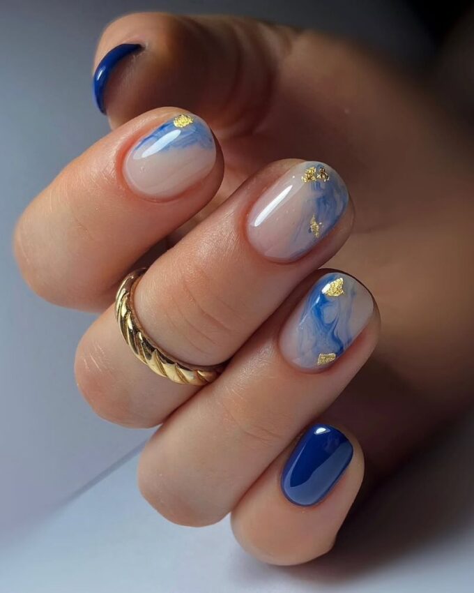 Ongles courts avec une teinte de bleu riche et élégante