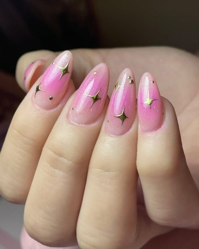 Nail art étoiles dorées, designs d’ongles rose clair