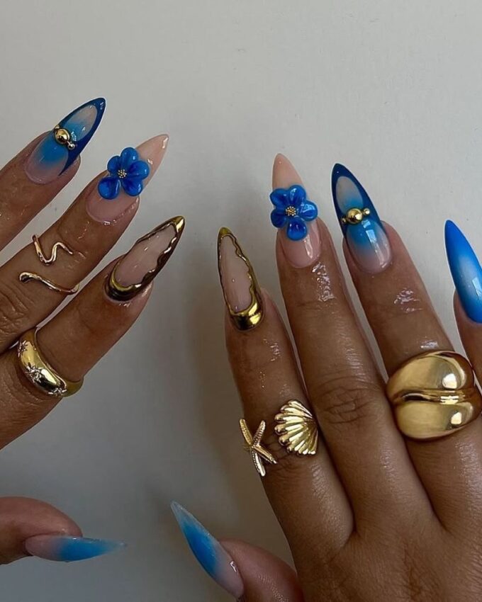 Ongles bleus et dorés, ongles stilettos