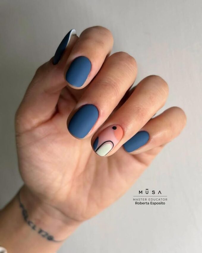 Ongles bleu mat avec des formes asymétriques pour un look artistique