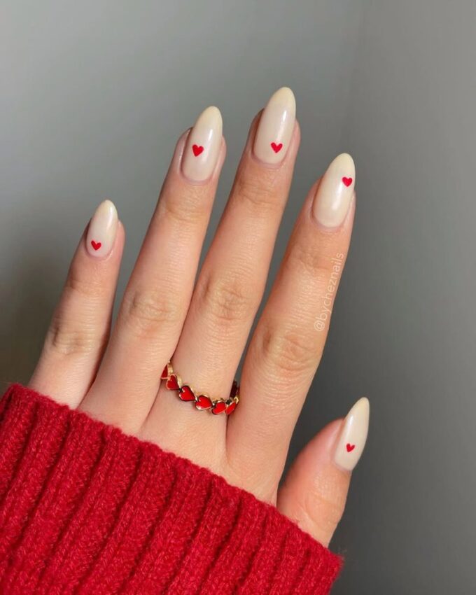 Ongles crème, petit cœur rouge