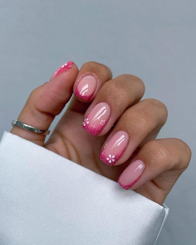 Ongles roses, pointes rose vif