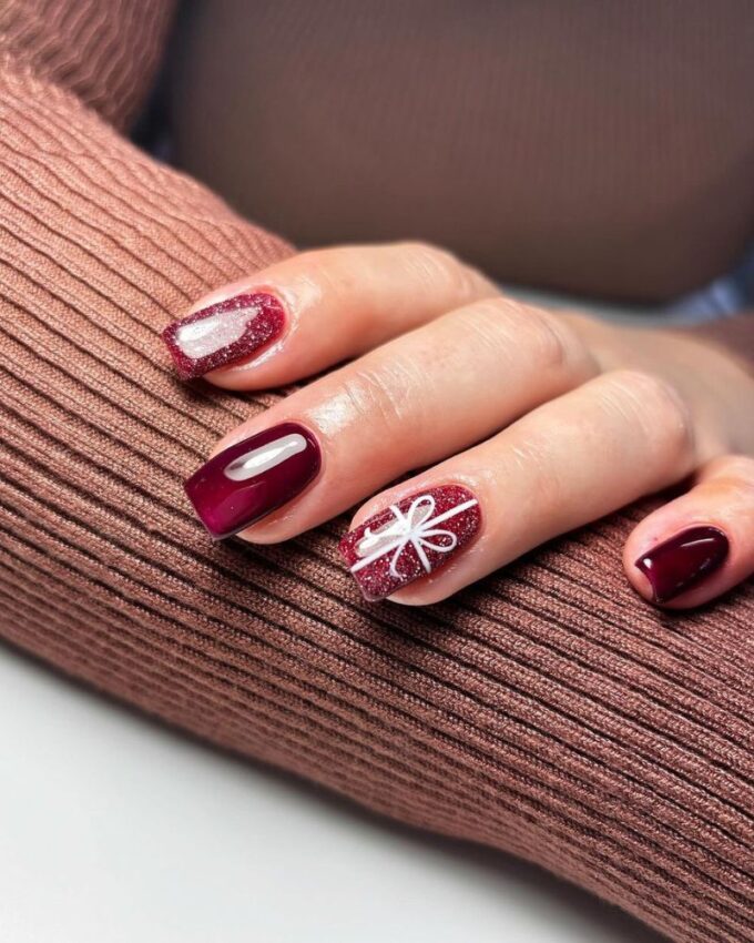 Ongles de Noël chics, ongles bordeaux, ongles d'hiver scintillants