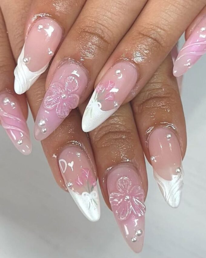 French blanc, ongles roses, stilettos printaniers