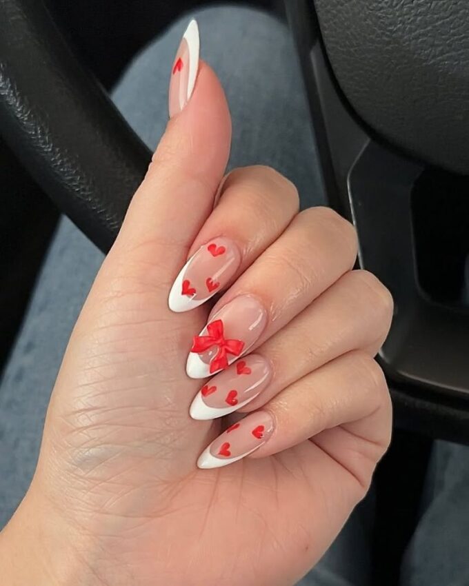 Idées de nail art cœur, ongles French à pointe blanche