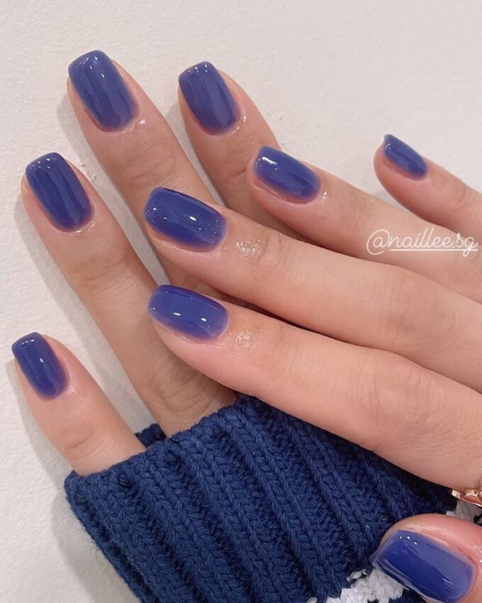 Ongles courts bleu violet avec un design minimaliste élégant