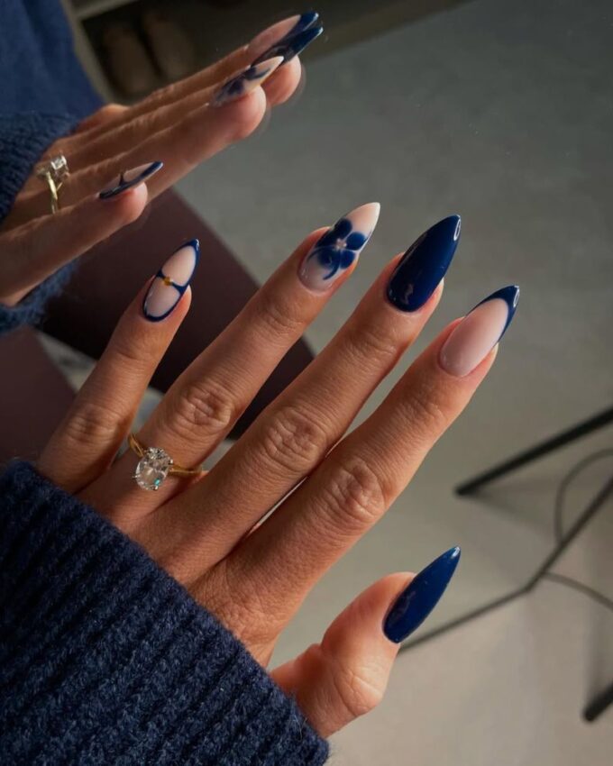 Ongles stilettos avec une base nude et des pointes bleu foncé élégantes