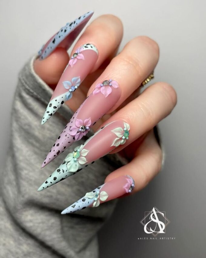 Ongles stilettos longs, nail art œuf de Pâques