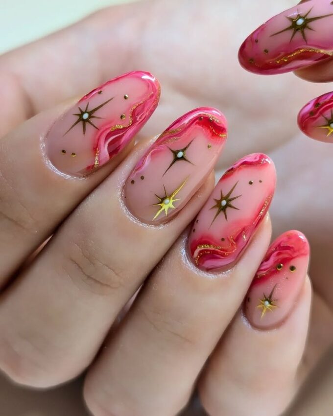 Ongles roses vifs avec un design, nail art étoiles dorées