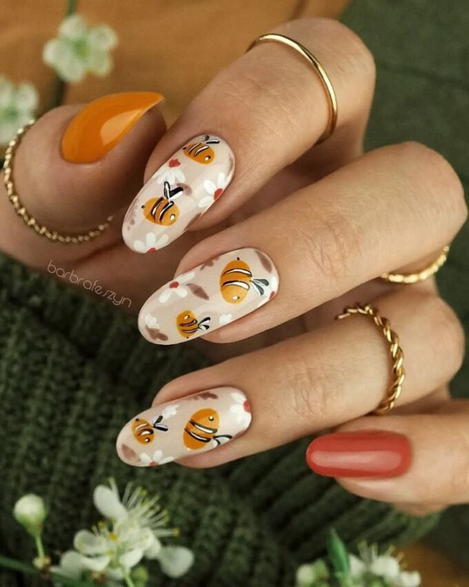 Nail art bourdon, design printanier