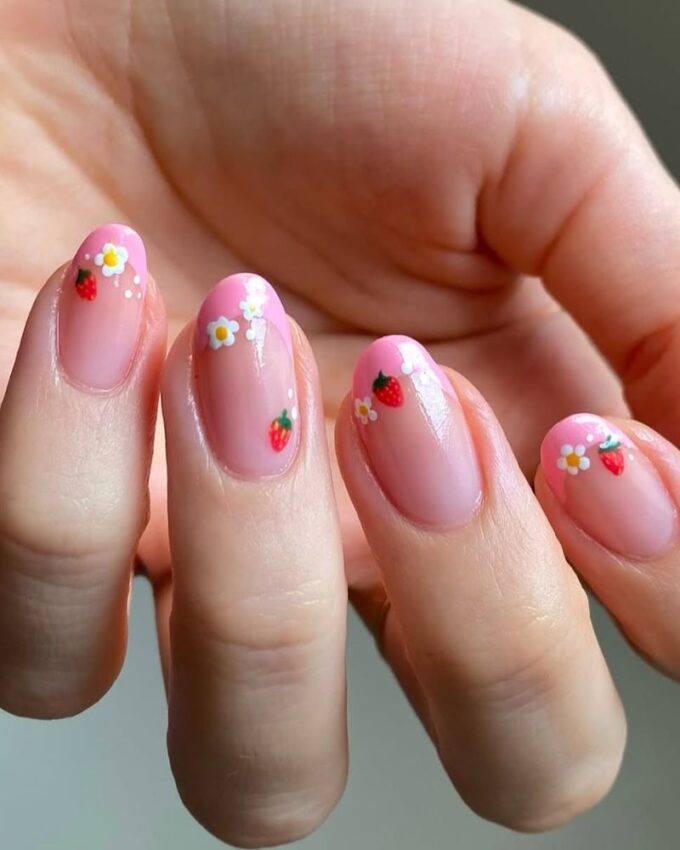 Nail art fraise, ongles French roses