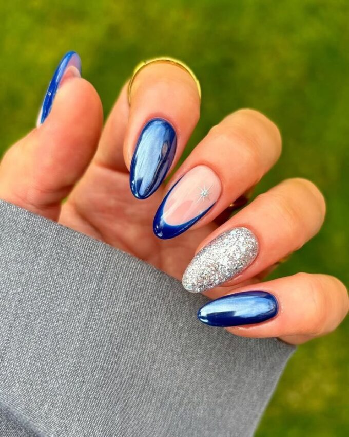 Ongles bleus avec un effet chromé et des paillettes argentées pour un look hivernal